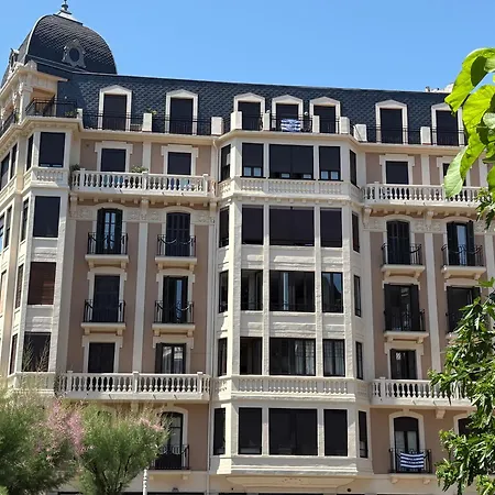Playa Zurriola-no Parties At Home-no Fiestas En Casa-300 Meters To The Beach-90 M2 Appartement *